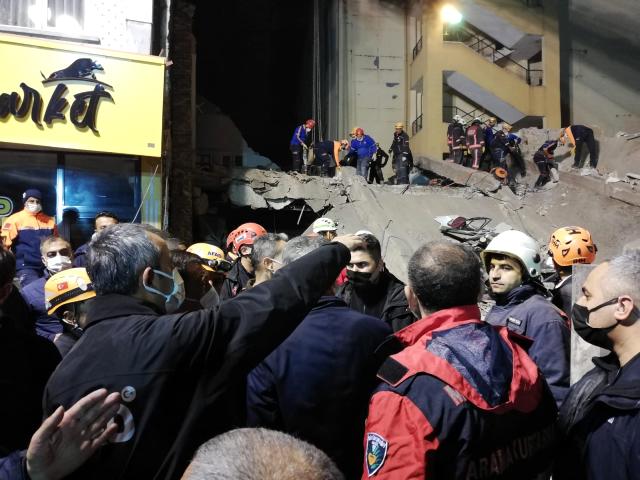 AFAD: Malatya'da çöken bina enkazından 13 vatandaşımıza yaralı olarak ulaşılmıştır 
