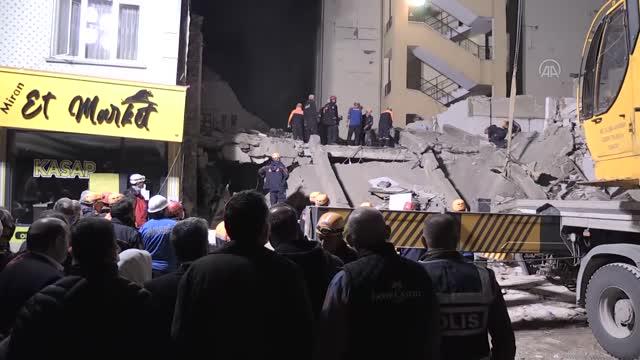 AK Parti Malatya Milletvekili Çalık, çöken binanın enkazında incelemelerde bulundu