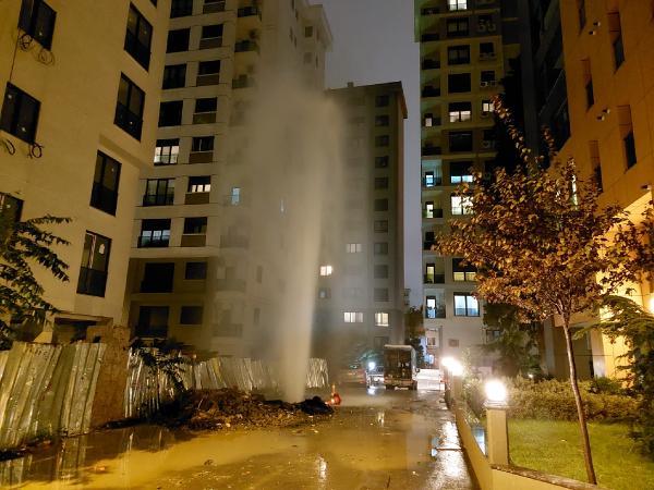 Kadıköy'de çalışma sırasında boru patladı, fışkıran su metrelerce yükseğe ulaştı