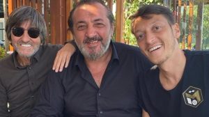 Mesut Özil yuvadan uçuyor! Resmi teklif için İstanbul'a geldiler