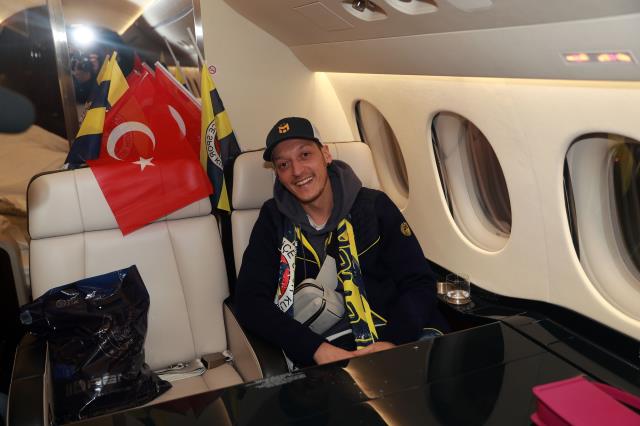 Mesut Özil ayrılıyor! Resmi görüşmeler için İstanbul'a geldiler
